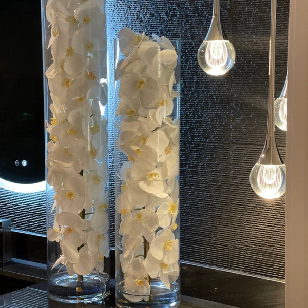 Cilindro de Vidro com Orquídeas Phalaenopsis Brancas
