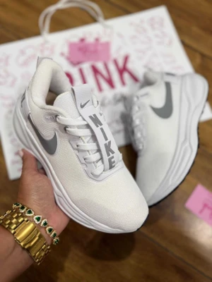 TENIS NIKE JUST DO IT. BRANCO