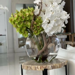 Vaso Lunar com Orquídeas Vanda Brancas e Cymbidiums Verdes.