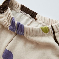CONJUNTO DE MOLETOM E CALÇA ESTAMPADOS COM FORMAS
