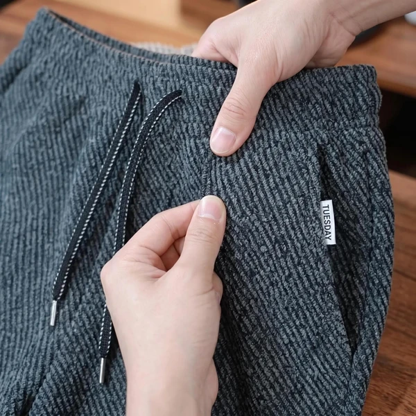 [Pague 2, Leve 4] Calça Tuesday Masculina em Algodão, Poliéster e Malha Texturizada de Caimento Reto com Cós Elástico e Cordão Trançado