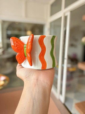 Caneca Borboleta Encanto Coral em Cerâmica