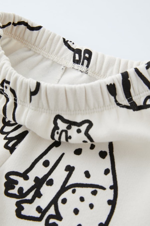 CONJUNTO DE MOLETOM E CALÇA COM ANIMAIS