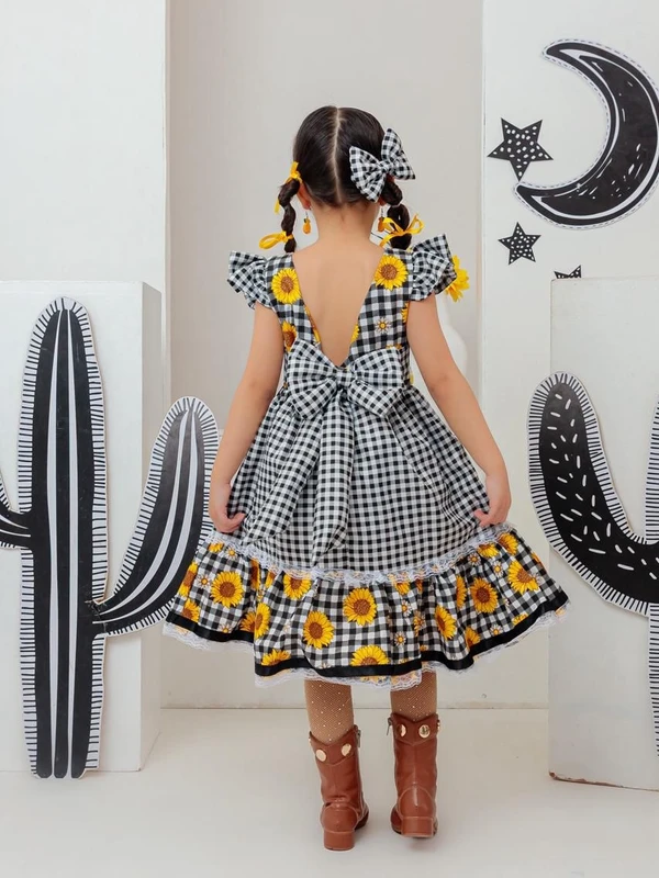 Vestido Junino – Xadrez Floral Com Coração Bordado - Preto