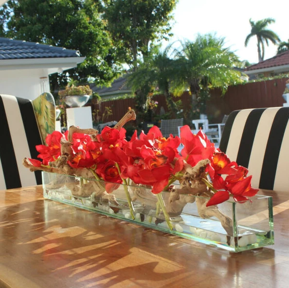 Vaso de Vidro Modern House de 120 cm com orquídeas Cymbidium vermelhas.