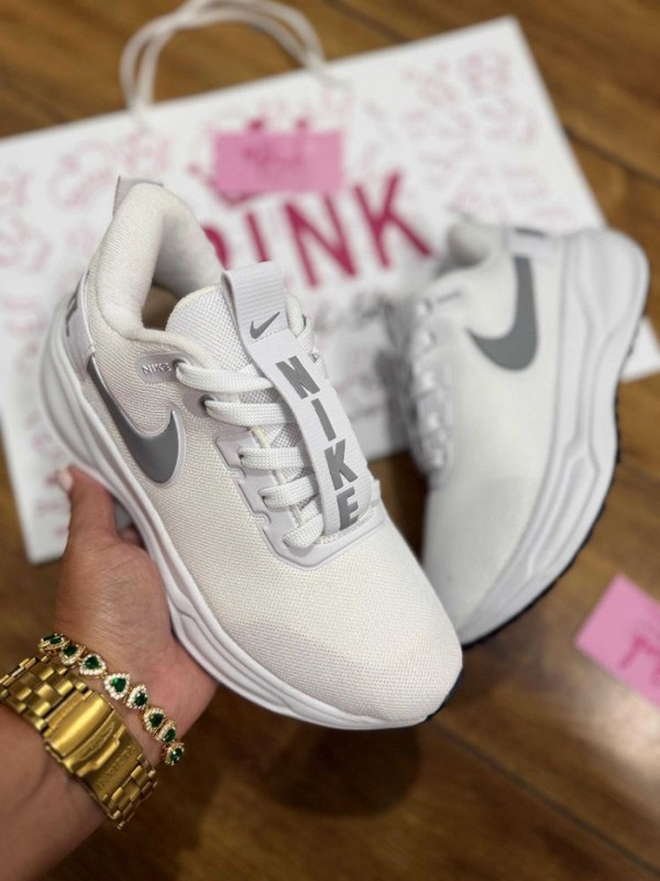 TENIS NIKE JUST DO IT. BRANCO