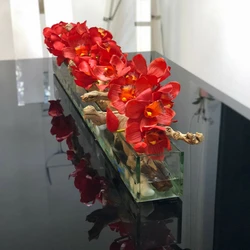 Vaso de Vidro Modern House de 120 cm com orquídeas Cymbidium vermelhas.