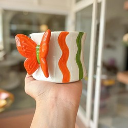 Caneca Borboleta Encanto Coral em Cerâmica