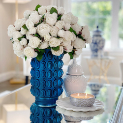 Rosas Inglesas Brancas em Vaso Azul Texturizado