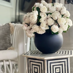 Rosas Inglesas em Vaso Aquário Preto Fosco