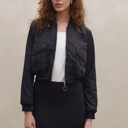 Jaqueta Cropped Bomber com Bolsos e Ombreiras - Preto