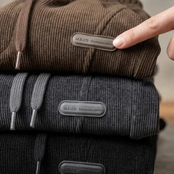 [Leve 3, Pague Só 2!] Calça Rizon Masculina em Veludo Cotelê de Modelagem Jogger com Ajuste Frontal e Emblema Emborrachado