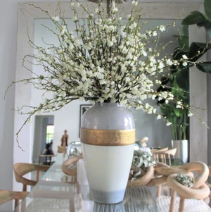 Vaso Deusa com Galhos de Flor de Cerejeira.