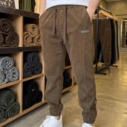 [Pegue 2, Leve 3!] Calça Rizon Masculina em Veludo Cotelê de Modelagem Jogger com Ajuste Frontal e Emblema Emborrachado