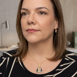 Colar Nossa Senhora Aparecida Banhado a Ouro 18K – Fé, Proteção e Elegância