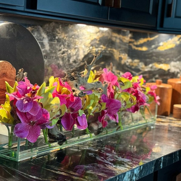 Vaso de Vidro Casa Moderna com Vandas Rosa e Cymbidiums Verdes