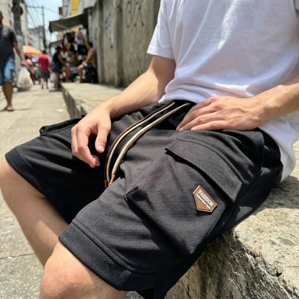 [Pague 3, Leve 5] Bermuda Draken Masculina em Malha Técnica Microperfurada, Ajuste de Tração e Bolsos Cargo Utilitários com Patch Tático Emborrachado