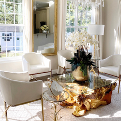 Vaso Dourado Delaney com Múltiplas Hastes de Orquídeas Phalaenopsis e Suculentas
