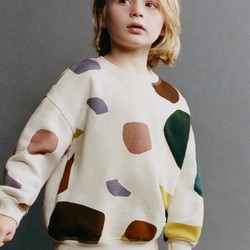 CONJUNTO DE MOLETOM E CALÇA ESTAMPADOS COM FORMAS