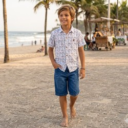 3299 CONJUNTO CAMISA E BERMUDA JEANS ESTAMPA COQUEIRO BRANCO MENINO ANUSKA