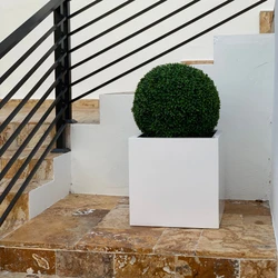 Grande Vaso Bloco de Fibra de Vidro com Topiaria de 20″				
(1 em Estoque)