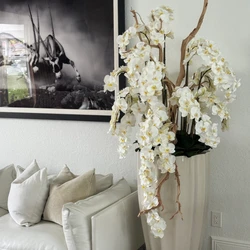 Vaso San Jose Bege Areia com Orquídeas Brancas em Cascata
