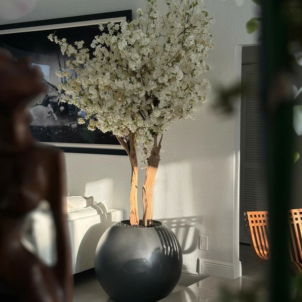 Vaso Globo Cinza-Chumbo Fosco com Cerejeira em Flor Feita Sob Medida