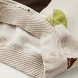 CONJUNTO DE MOLETOM E CALÇA ESTAMPADOS COM FORMAS