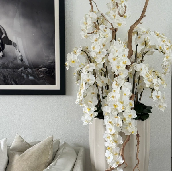 Vaso San Jose Bege Areia com Orquídeas Brancas em Cascata