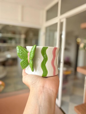 Caneca Borboleta Encanto Verde em Cerâmica