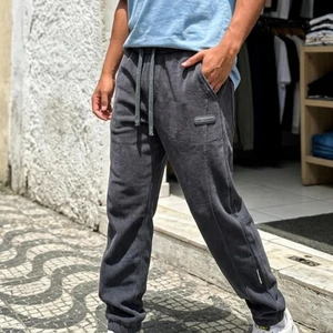 [Pegue 2, Leve 3!] Calça Rizon Masculina em Veludo Cotelê de Modelagem Jogger com Ajuste Frontal e Emblema Emborrachado
