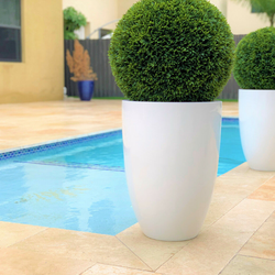 Vaso de fibra de vidro Ben L com topiaria de 50 cm.