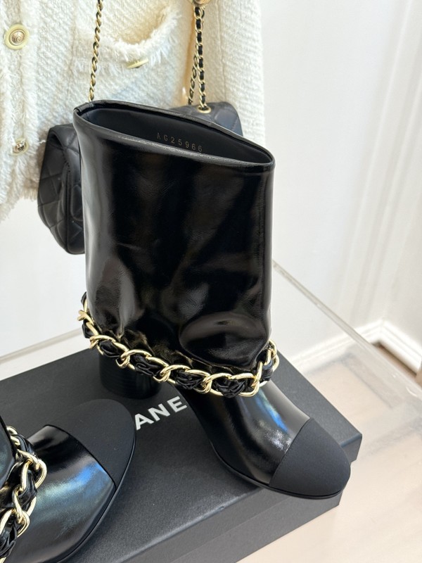 Bota de Cano Curto Chanel