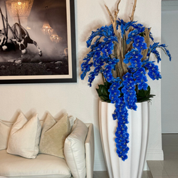 Vaso San Jose Branco com Orquídeas Azuis em Cascata