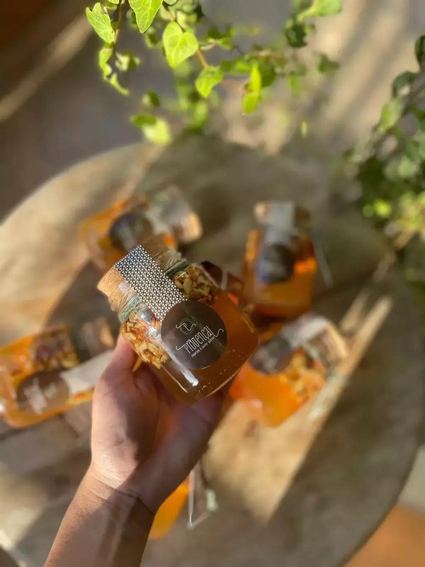 Mel De Flor De Laranjeira Com Açafrão E Nozes