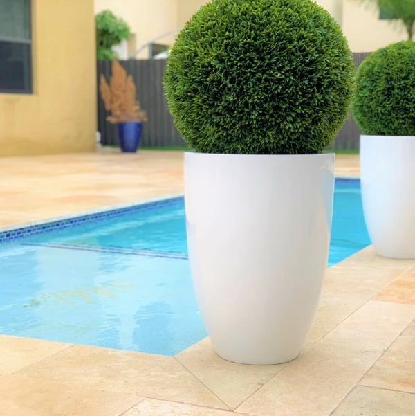 Vaso de fibra de vidro Ben L com topiaria de 50 cm.