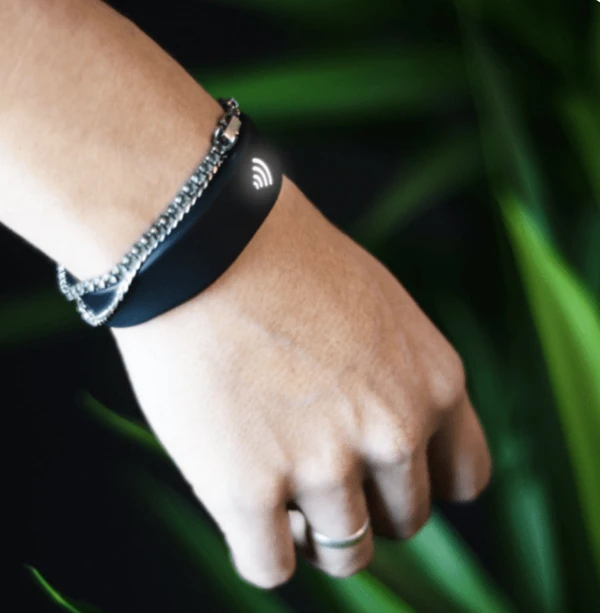 Pulseira Inteligente OKERX apresentação NFC e QR Code Tag Black