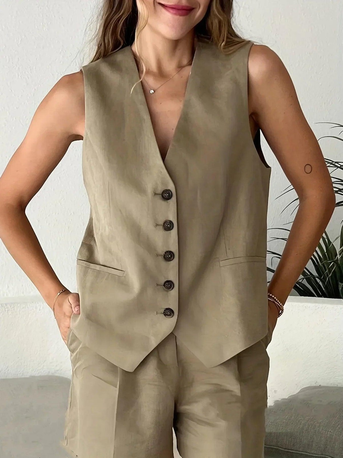 Conjunto Feminino em Alfaiataria – Colete e Shorts em Linho com Elegância Premium — foto 8