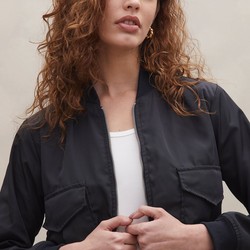 Jaqueta Cropped Bomber com Bolsos e Ombreiras - Preto