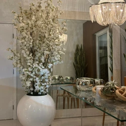 Vaso Esférico Branco Brilhante de 76 cm com Galhos de Flor de Cerejeira Branca