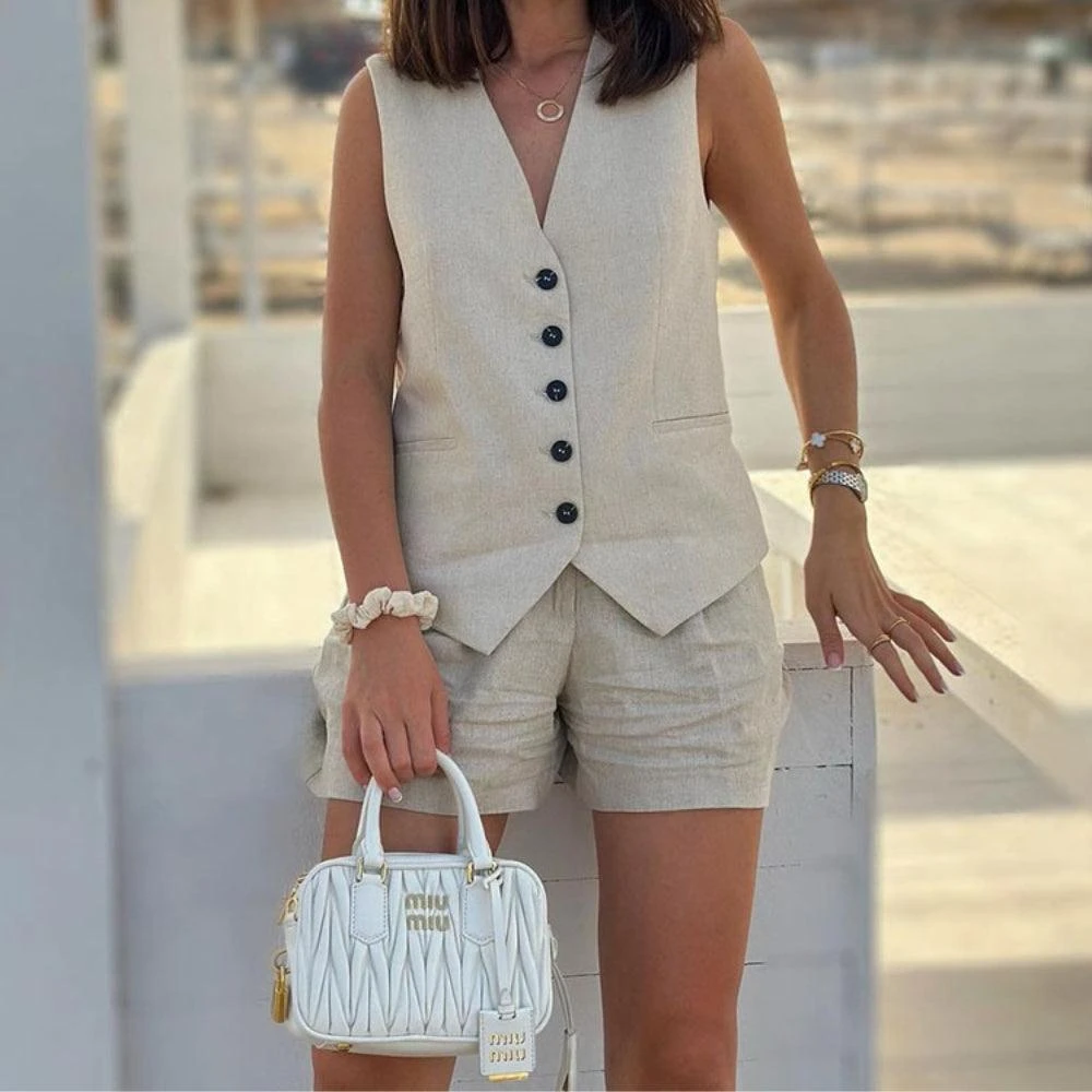 Conjunto Feminino em Alfaiataria – Colete e Shorts em Linho com Elegância Premium — foto 2