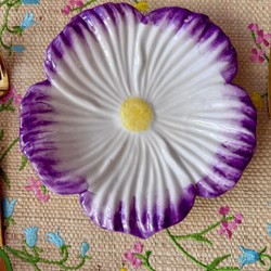 Prato Primavera Violeta em Cerâmica - P