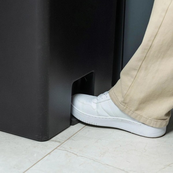 Lixeira com pedal com duplo compartimento Ou 30L Linha Trium