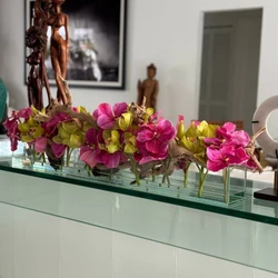 Vaso de Vidro Casa Moderna com Vandas Rosa e Cymbidiums Verdes