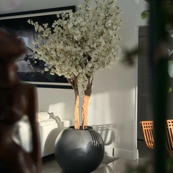 Vaso Globo Cinza-Chumbo Fosco com Cerejeira em Flor Feita Sob Medida