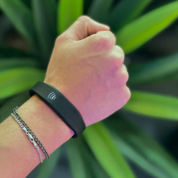 Pulseira Inteligente OKERX apresentação NFC e QR Code Tag Black