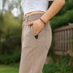 [LEVE 3 PAGUE 2] Calça Feminina Noara em Seda Gelo e Poliéster (Puro Charme de 2026!)