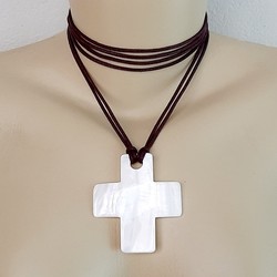 CORDÃO CRUZ MADREPÉROLA 
