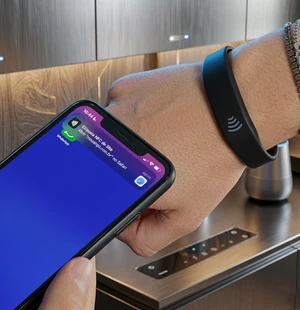 Pulseira Inteligente OKERX apresentação NFC e QR Code Tag Black
