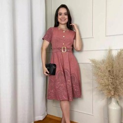 Vestido Midi Evangelico em Jaquar Estampa Barrada com Cinto e Botões fake Moda Femenina 